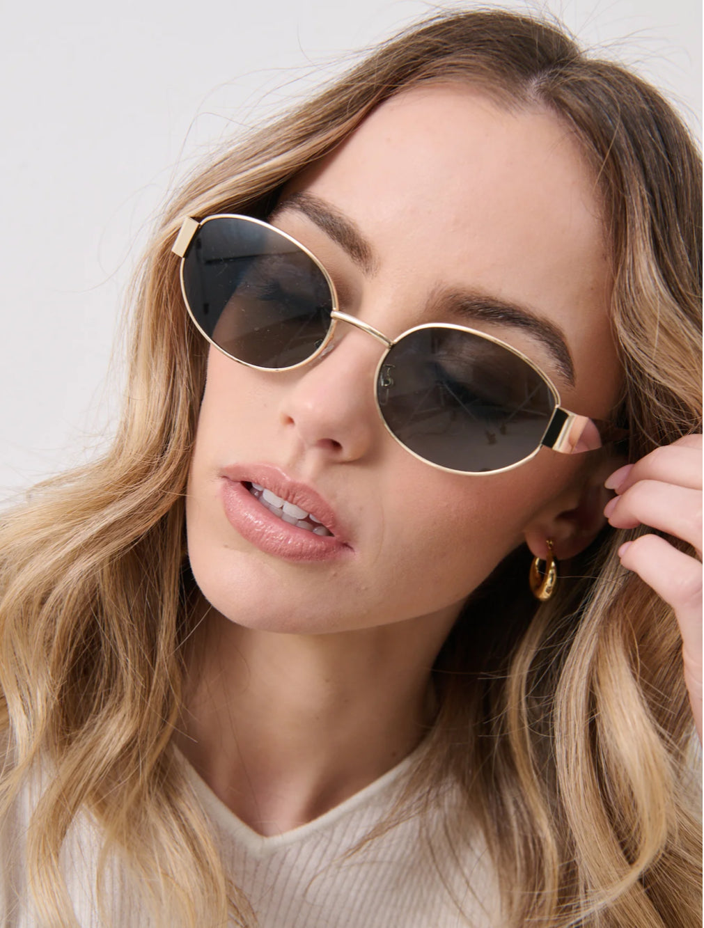 ROUND METAL OVAL SUNGLASSES IN BLACK