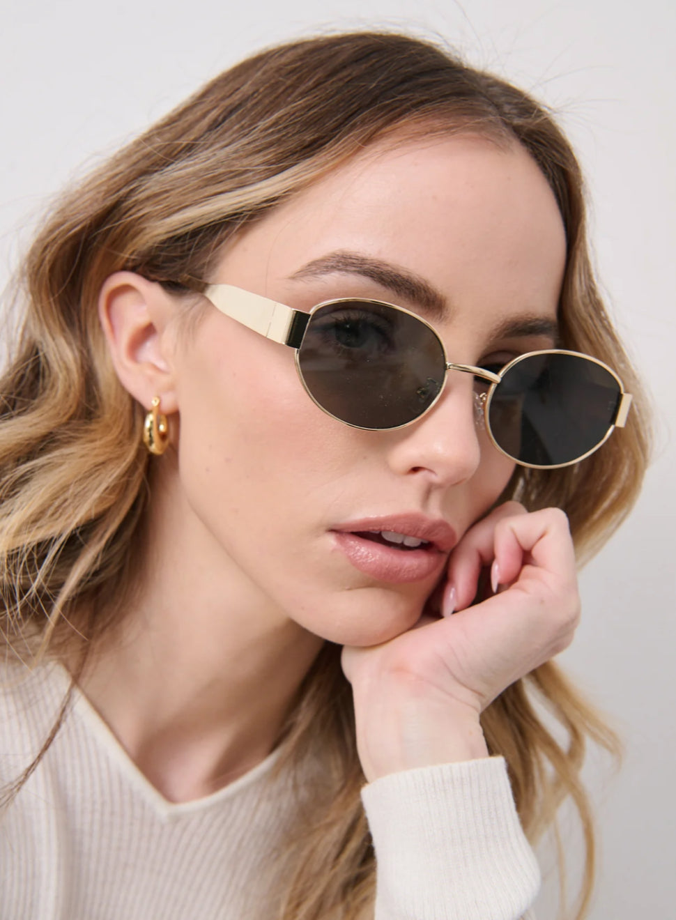 ROUND METAL OVAL SUNGLASSES IN BLACK